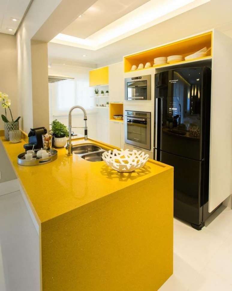 52. Bancada de cozinha amarela com armários brancos – Via: Pinterest