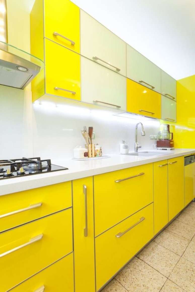 47. Armário de cozinha amarelo e branco moderno e vibrante – Via: Pinterest