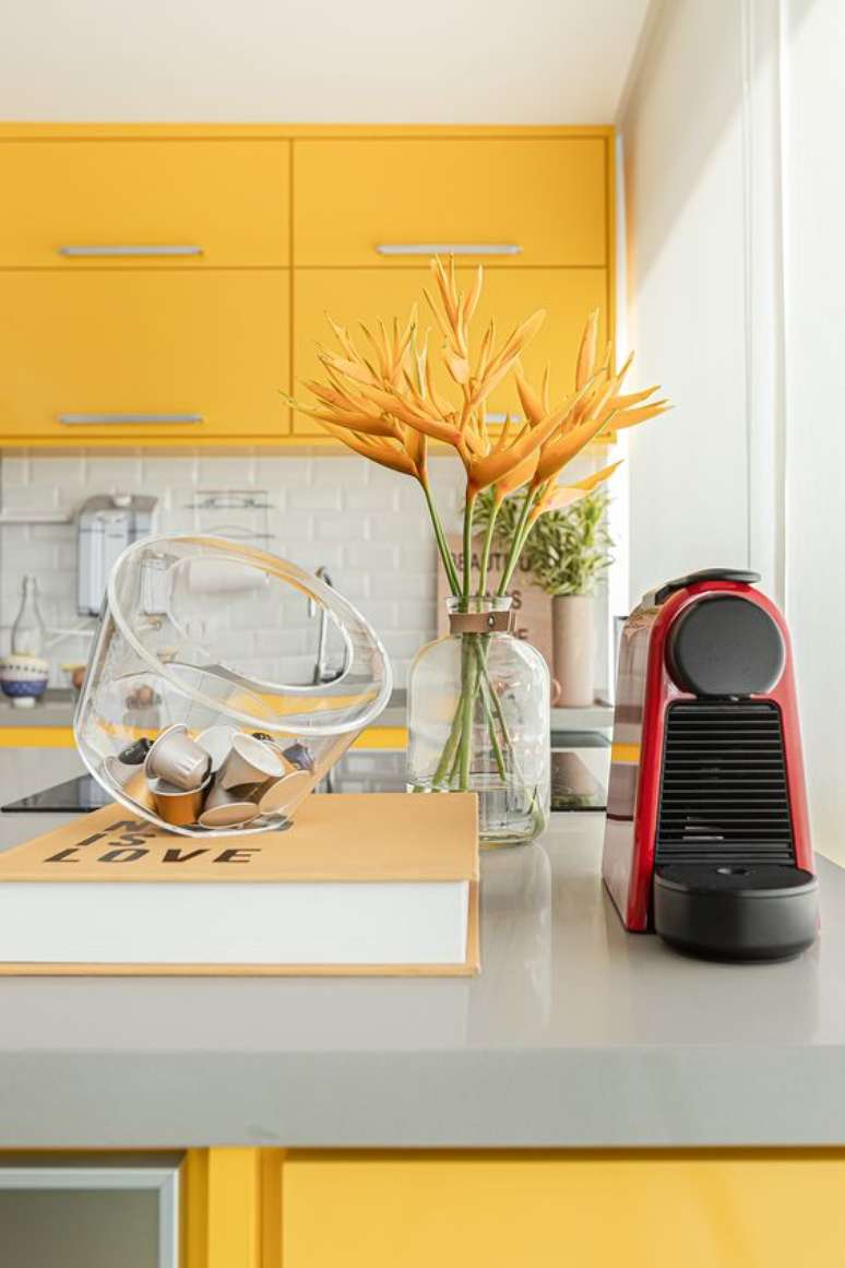 55. Arm&aacute;rio de cozinha amarelo e cinza &ndash; Via: Casa de Valentina