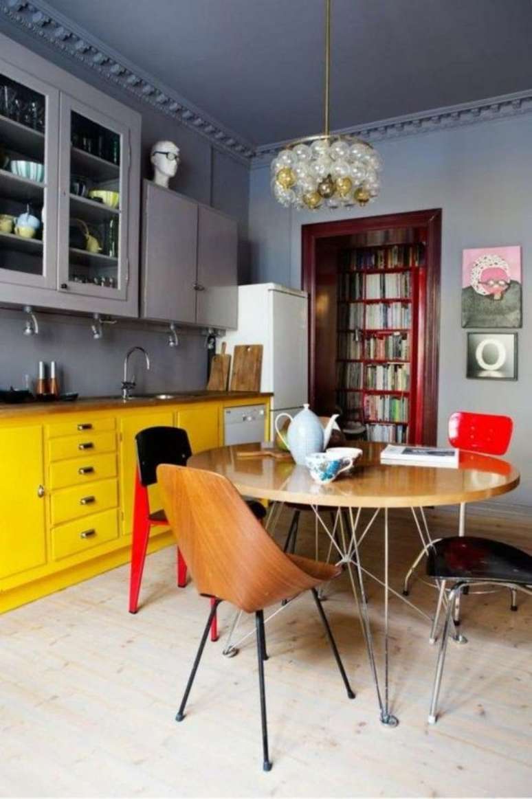 58. Armário de cozinha amarelo com mesa retrô – Via: Freshideen