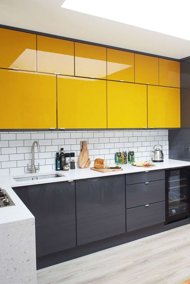 59. Armário de cozinha amarelo e cinza moderno – Via: Good House Keeping