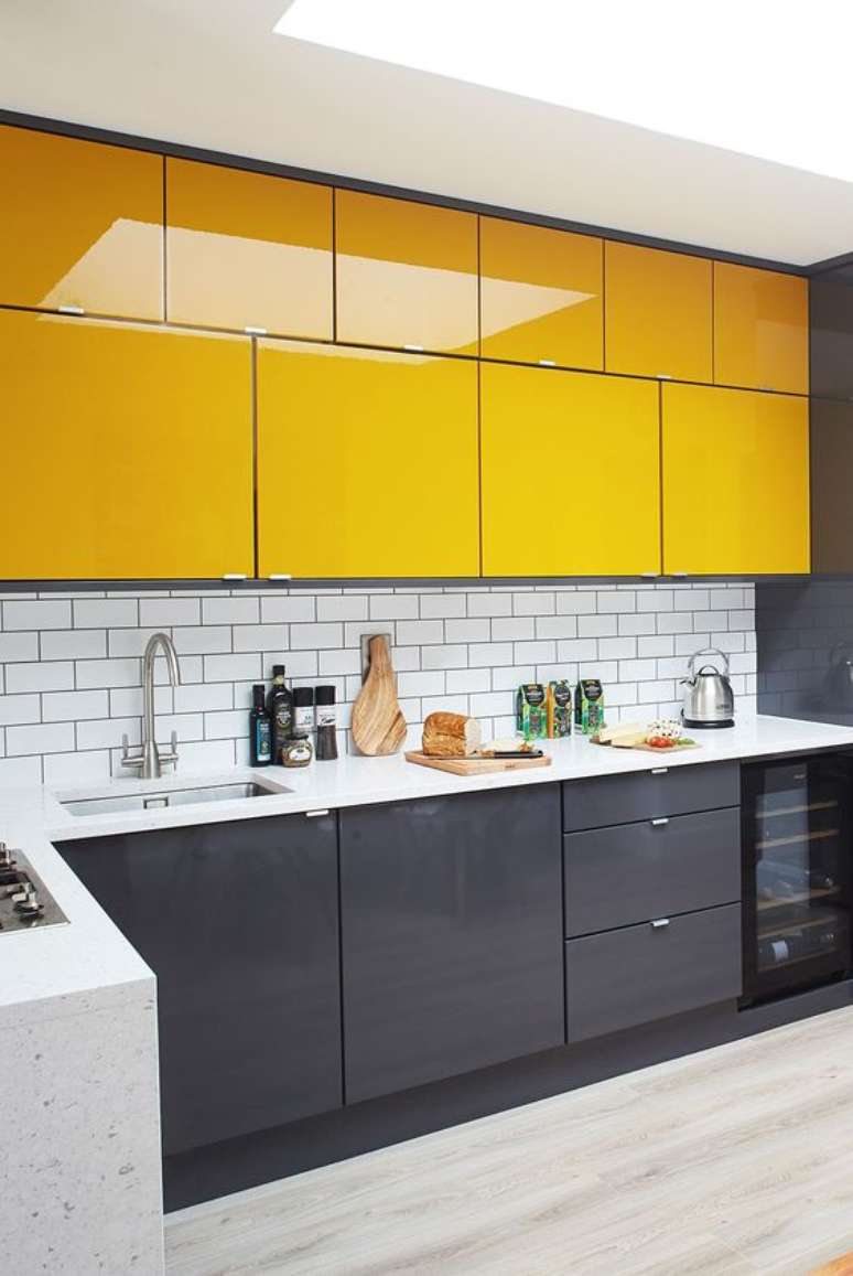 59. Arm&aacute;rio de cozinha amarelo e cinza moderno &ndash; Via: Good House Keeping