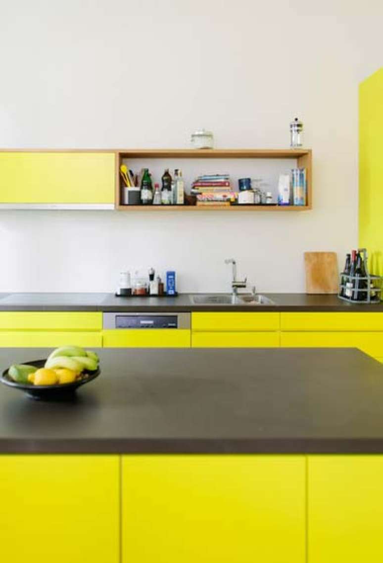 60. Armário de cozinha amarelo e cinza super vibrante – Via: Revista VD
