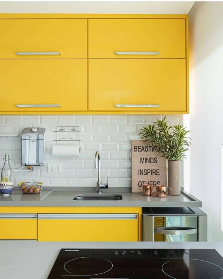 61. Armário de cozinha amarelo e cinza – Via: Pinterest