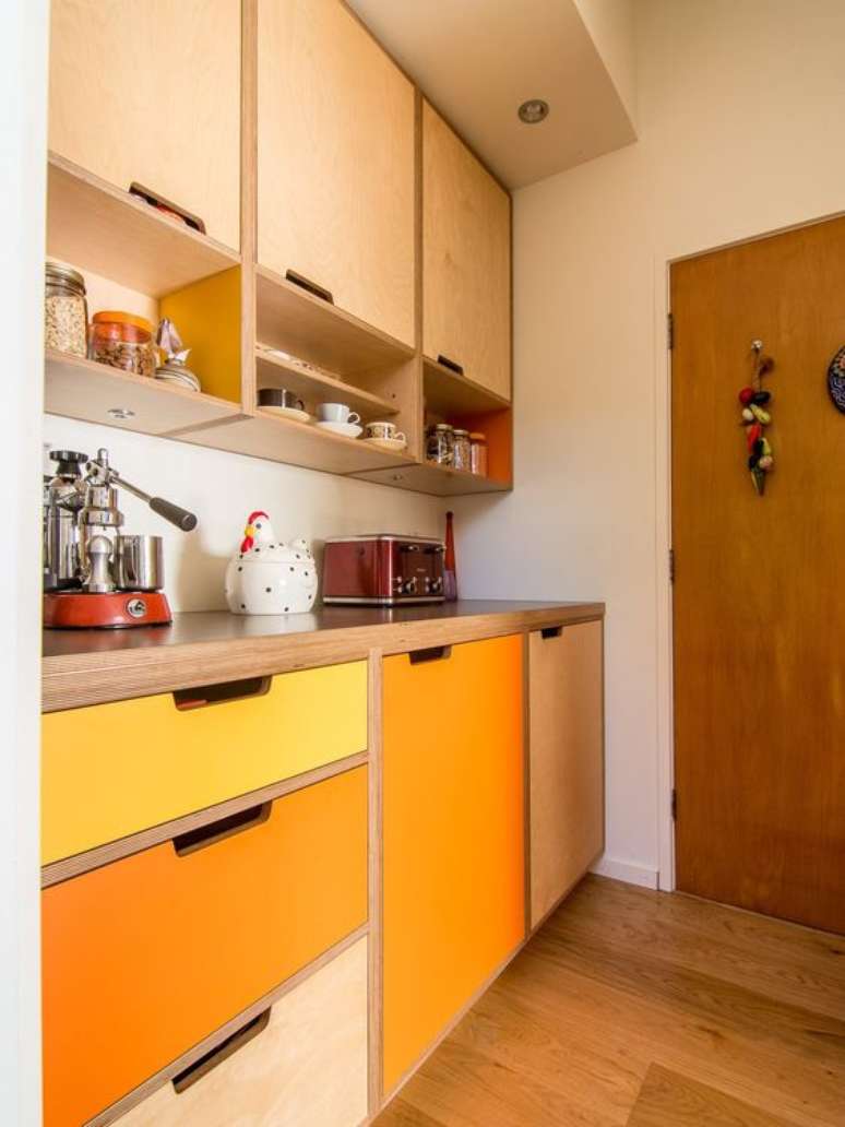 62. Arm&aacute;rio de cozinha amarelo e laranja, super alegre e vibrante &ndash; Via: Make Furniture