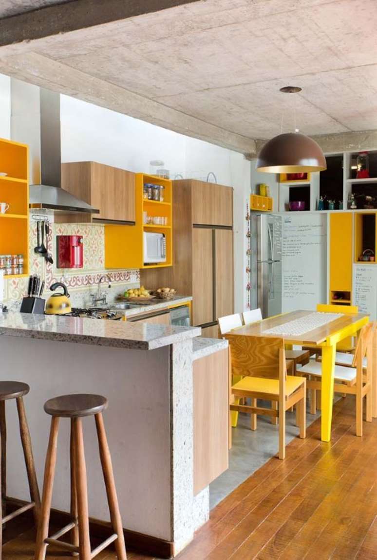 9. Armário de cozinha amarelo e marrom de madeira – Via: Pinterest