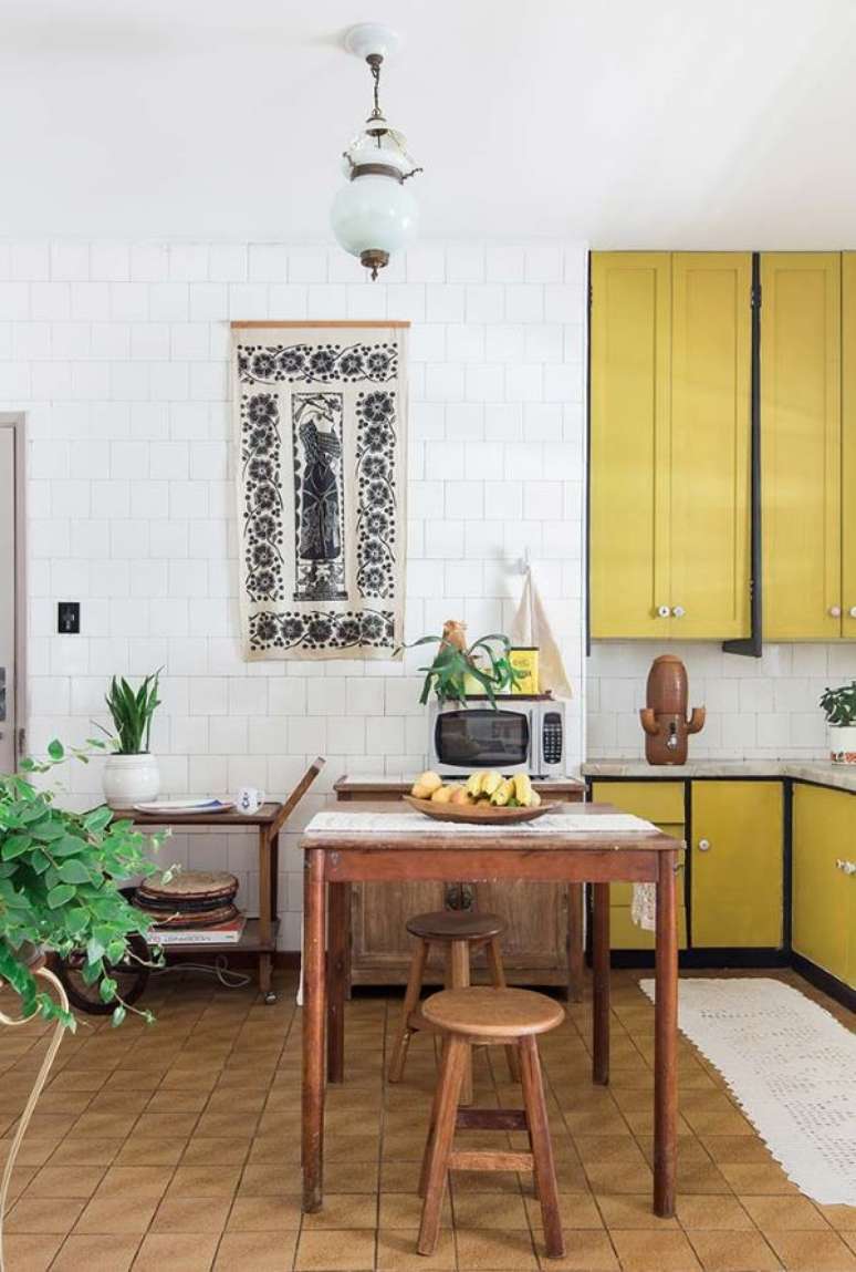 63. Armário de cozinha amarelo e marrom, perfeito para uma cozinha rústica – Via: Pinterest