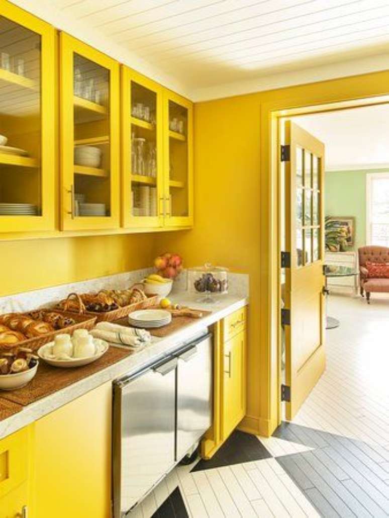 10. Armário de cozinha amarelo e parede da mesma cor – Via: Trip Advisor