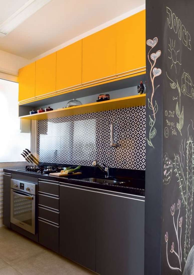 4. Armário de cozinha amarelo e preto – Via: Casa Casada