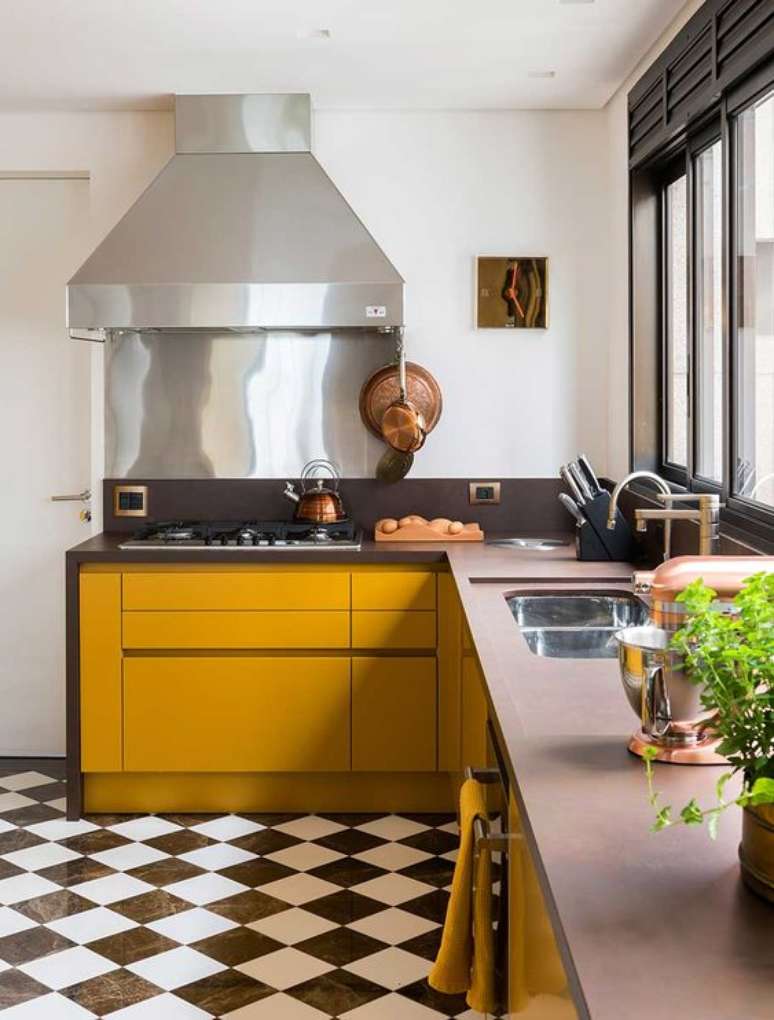 11. Arm&aacute;rio de cozinha amarelo e preto &ndash; Via: Casa de Valentina