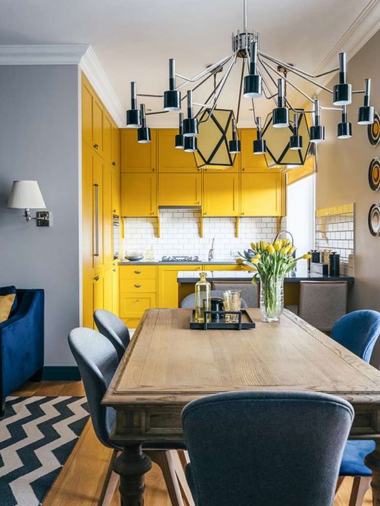 13. Armário de cozinha amarelo com detalhes da decoração em azul – Via: Follow the Colours