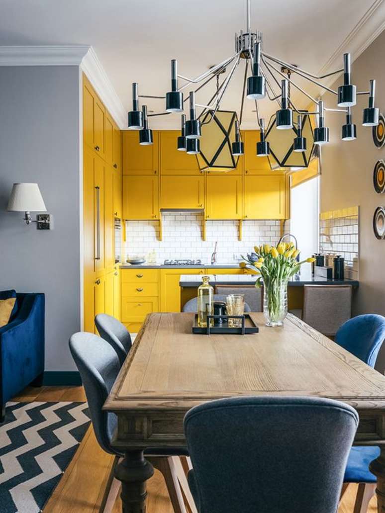 13. Arm&aacute;rio de cozinha amarelo com detalhes da decora&ccedil;&atilde;o em azul &ndash; Via: Follow the Colours