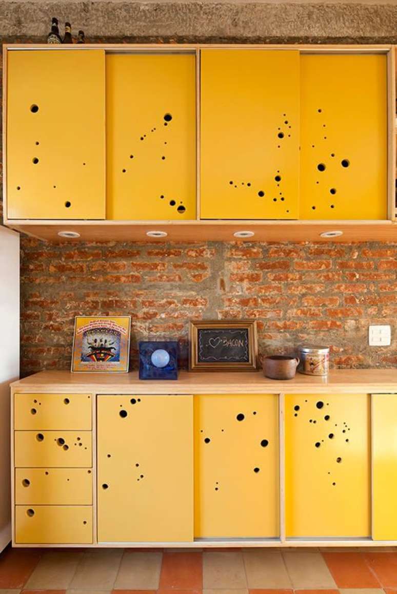 14. Armário de cozinha amarelo na decoração rústica – Via: Homify