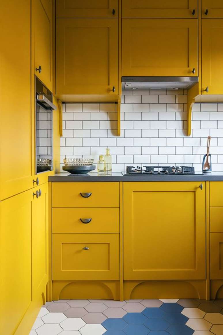 16. Armário de cozinha amarelo mostarda – Via: Pinterest