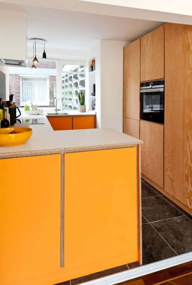 18. Armário de cozinha com detalhes amarelos na bancada – Via: Pinterest