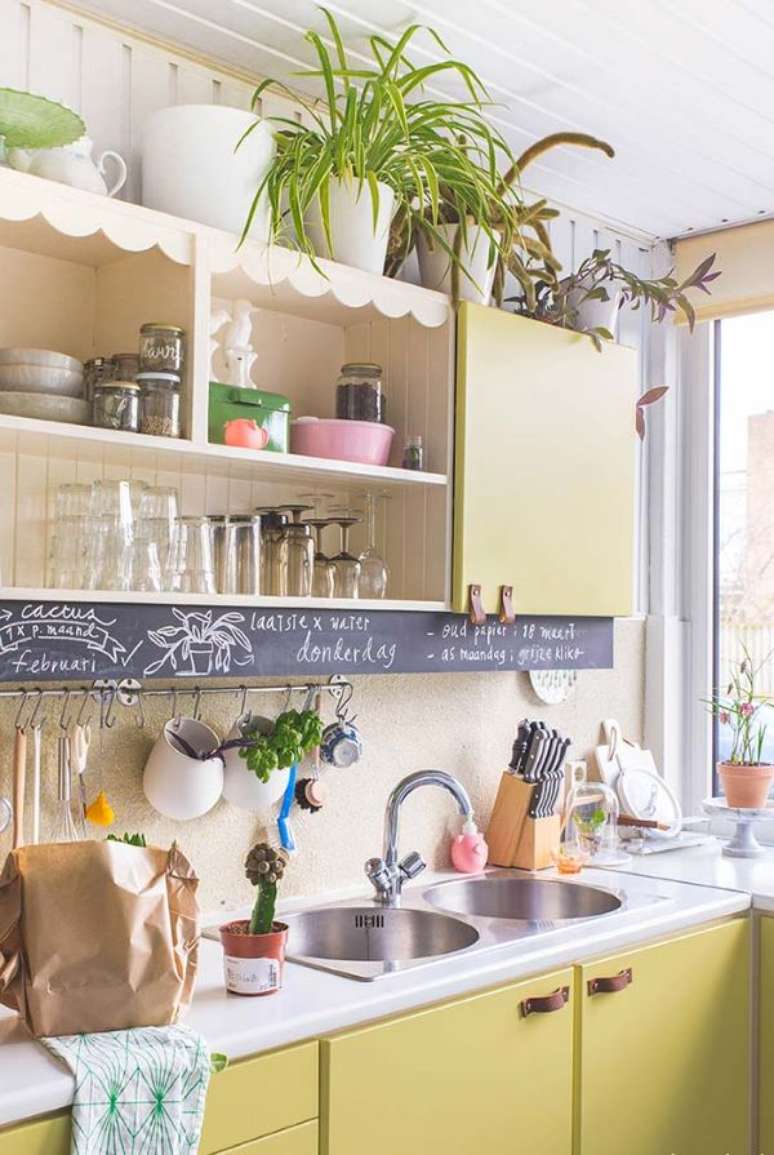 20. Arm&aacute;rio de cozinha amarelo pastel &ndash; Via: Pinterest