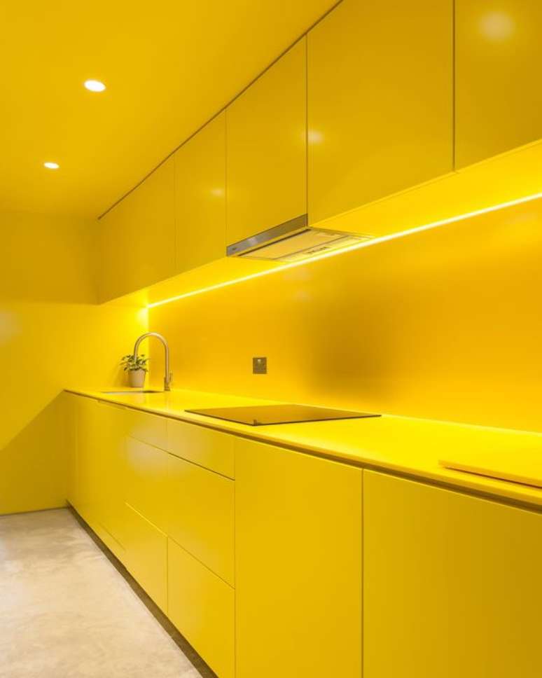 21. Armário de cozinha amarelo vibrante – Via: Pinterest