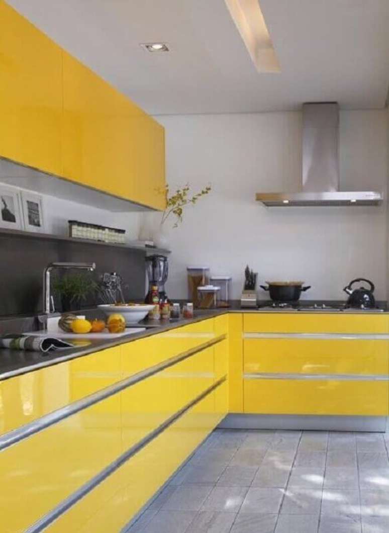 23. Armário de cozinha amarelo planejado – Via: Ideias e Projetos