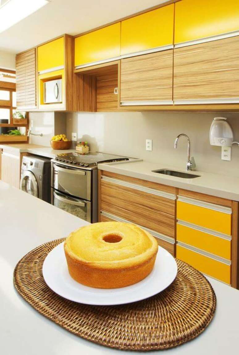 6. Armário de cozinha amarelo com móveis de madeira – Via: Revista Vd