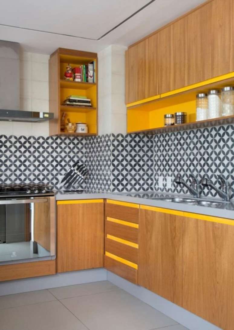 7. Armário de cozinha com detalhes em amarelo e revestimento geométrico – Via: Habitíssimo