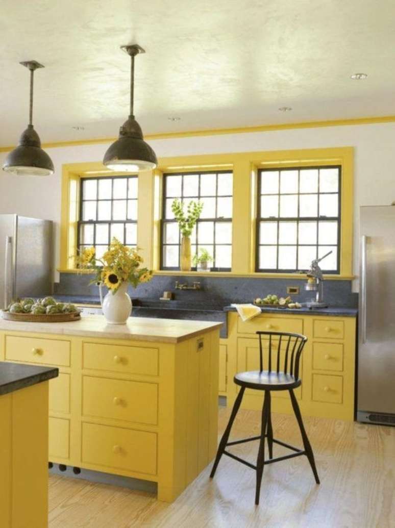 26. Armário de cozinha amarelo e cinza – Via: Pinterest