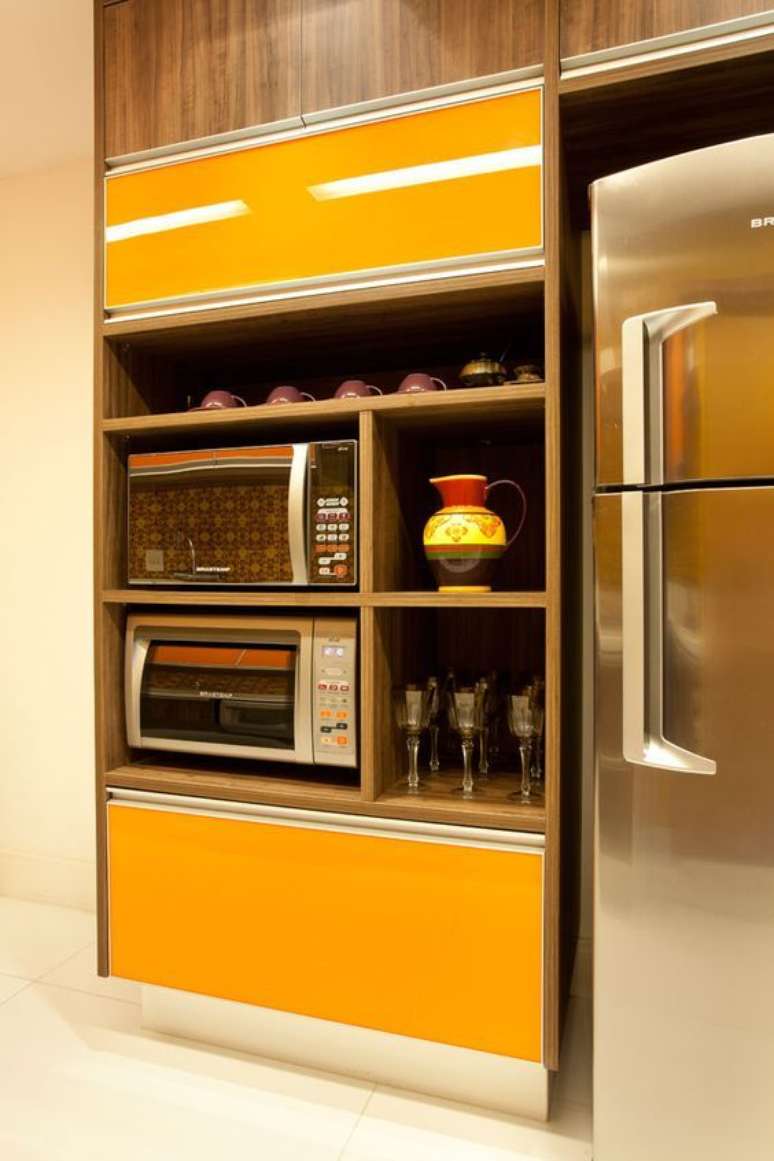 29. Cozinha modulada amarela com torre quente – Via: Arkpad