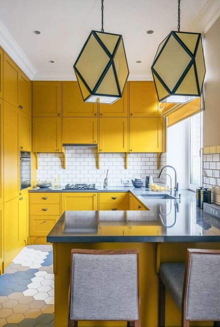 31. Armário de cozinha amarelo planejado – Via: Ideias Decor