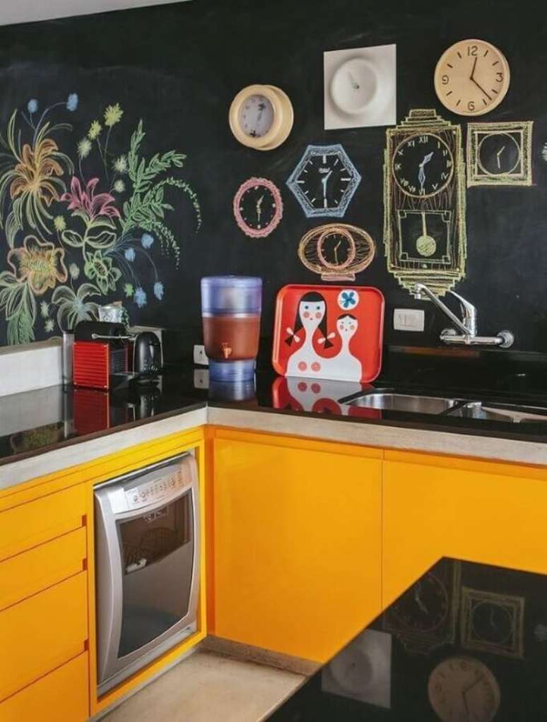 33. Cozinha moderna com armários amarelos e parede de lousa – Via: Asset Project