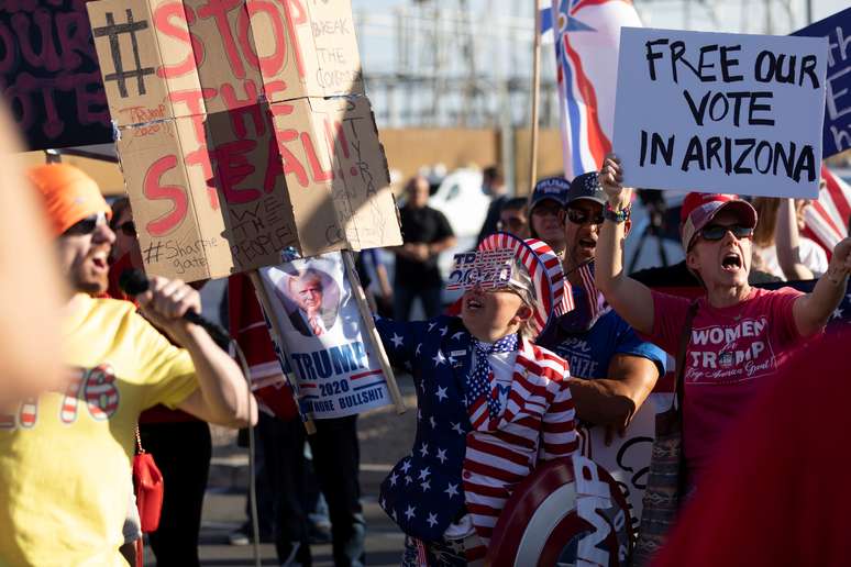 Manifestantes pró-Trump participam de protesto para interromper apuração de votos em Phoenix, Arizona
05/11/2020
REUTERS/Cheney Orr