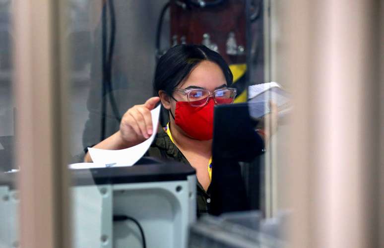 Funcionária é vista pela janela tabulando votos na eleição presidencial dos EUA no Condado de Clark, em Nevada
04/11/2020 REUTERS/Steve Marcus