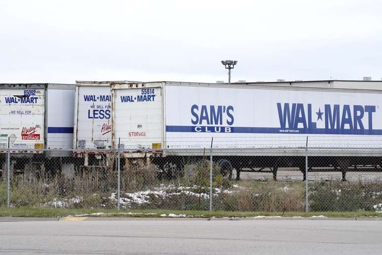 Trailers mostrando logotipo do  Walmart e do Sam's Club. 23/10/2020. REUTERS/Bing Guan