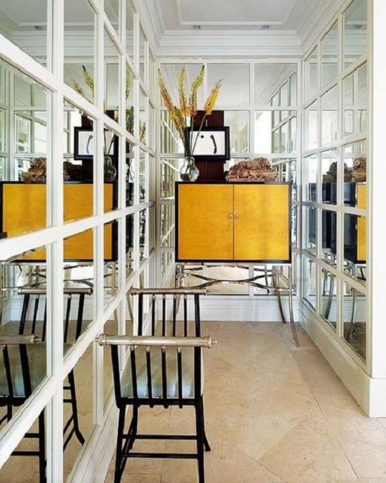 47. A decoração com espelho quadrado deixou esse corredor sofisticado. Fonte: Casa Vogue