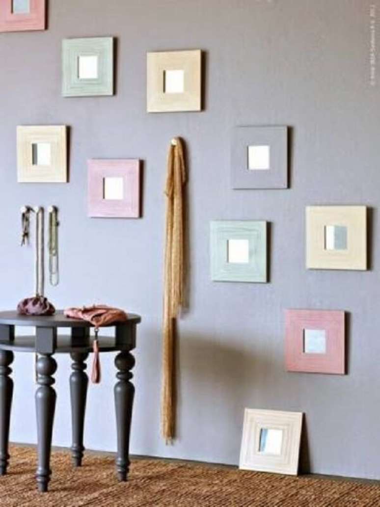 24. Decora&ccedil;&atilde;o divertida com espelho quadrado pequeno com moldura colorida. Fonte: Pinterest