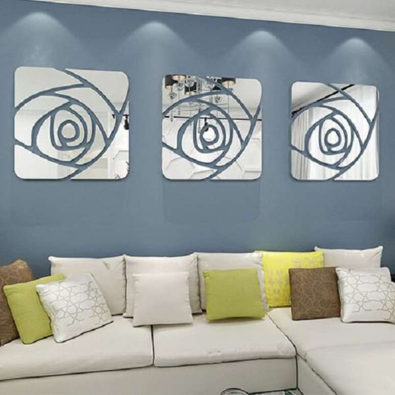 13. Espelho quadrado decorativo com flores na parte interna. Fonte: Pinterest
