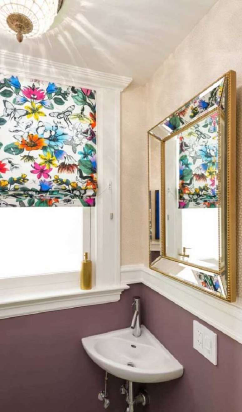 35. Modelo de espelho quadrado decorativo para banheiro. Fonte: Pinterest