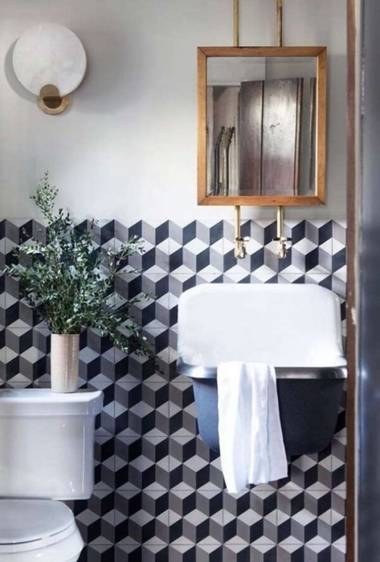 33. Modelo de espelho quadrado para banheiro com moldura de madeira. Fonte: Pinterest