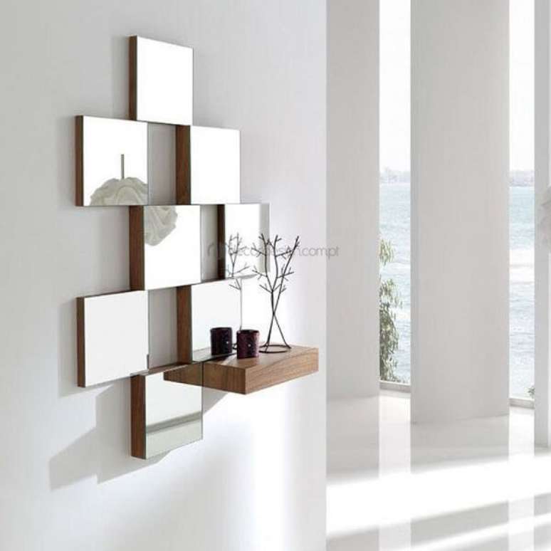 23. Modelo engenhoso de espelho quadrado com prateleira. Fonte: Pinterest