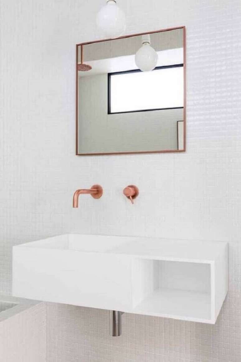 42. Modelo simples de espelho decorativo quadrado para o banheiro. Fonte: Pinterest