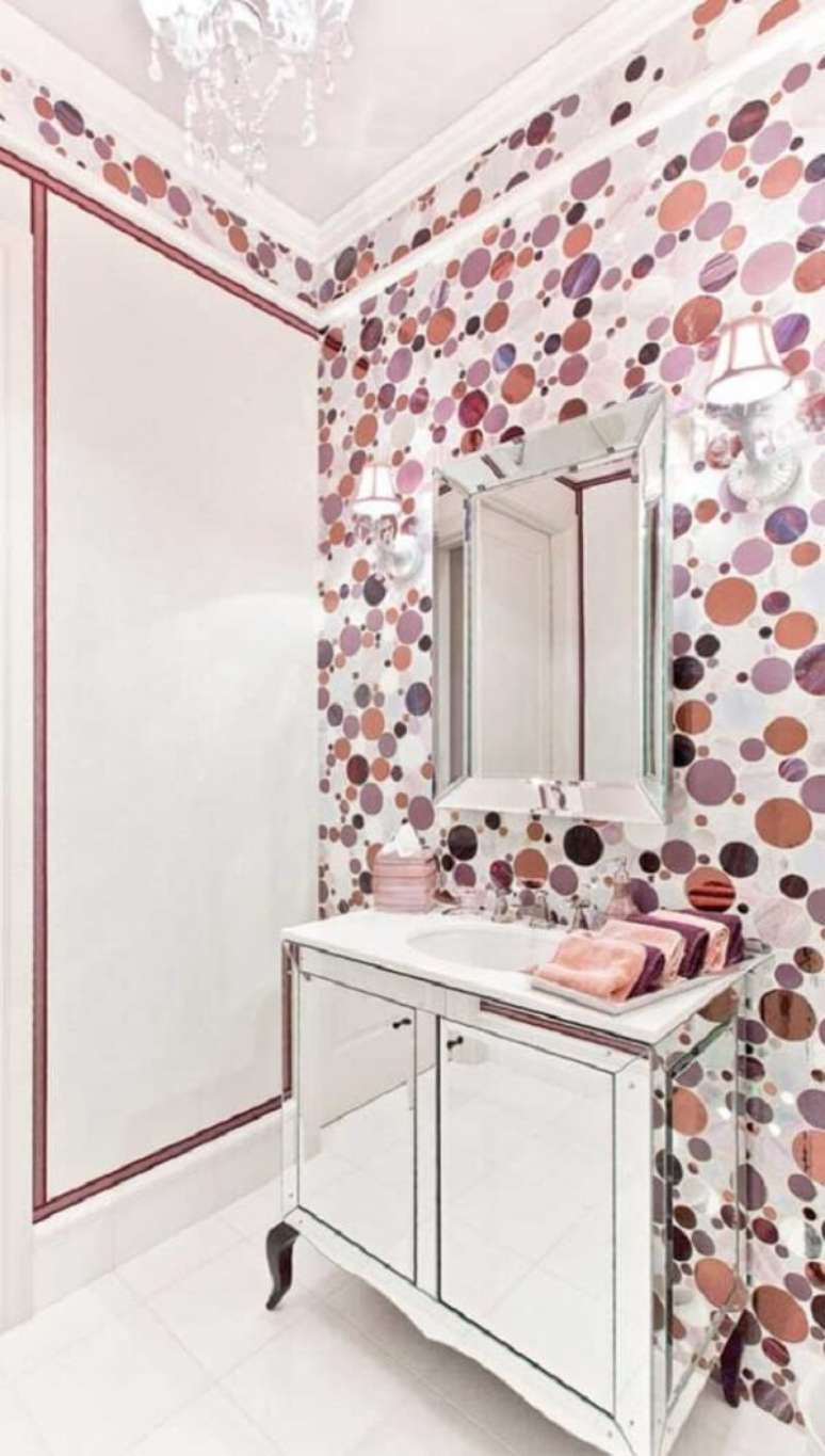 20. O espelho bisotado quadrado complementa a decoração do banheiro. Fonte: Pinterest