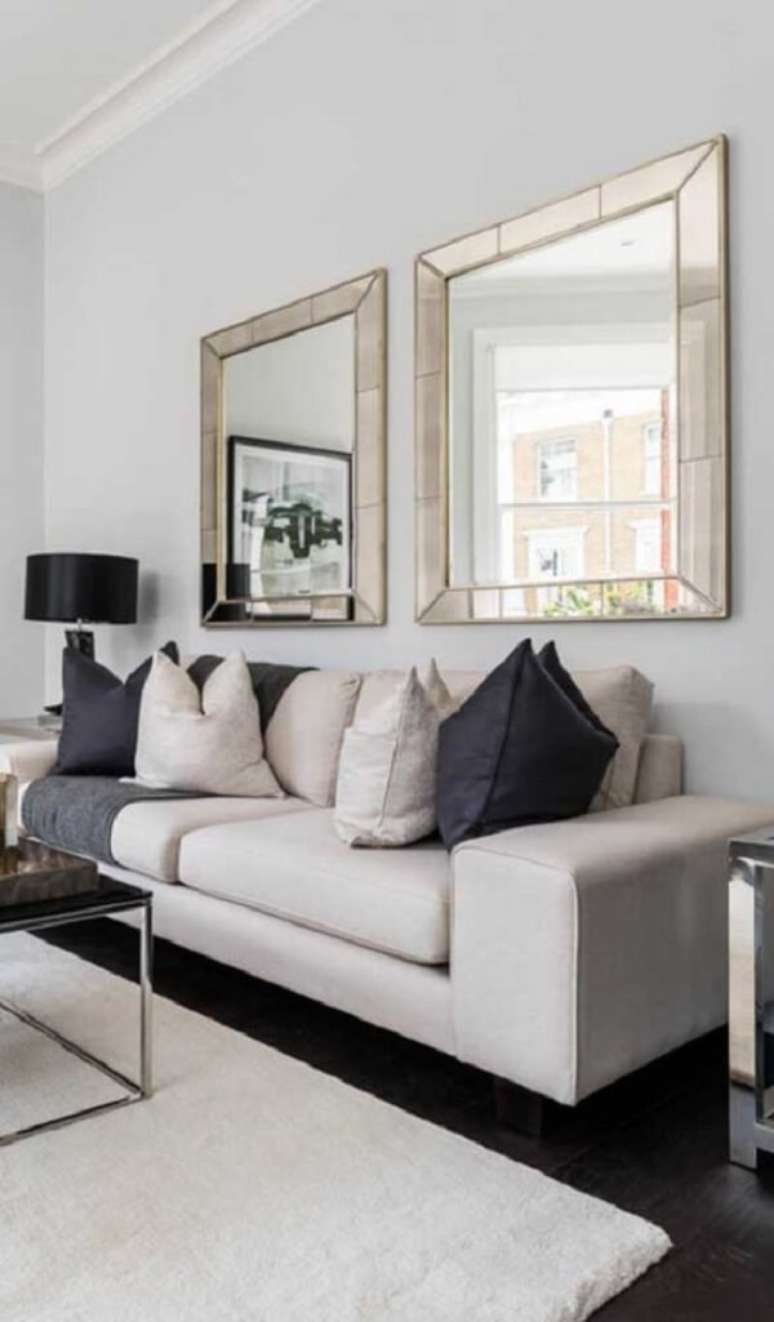 43. O espelho bisotado quadrado foi fixado atr&aacute;s do sof&aacute; da sala de estar. Fonte: Pinterest
