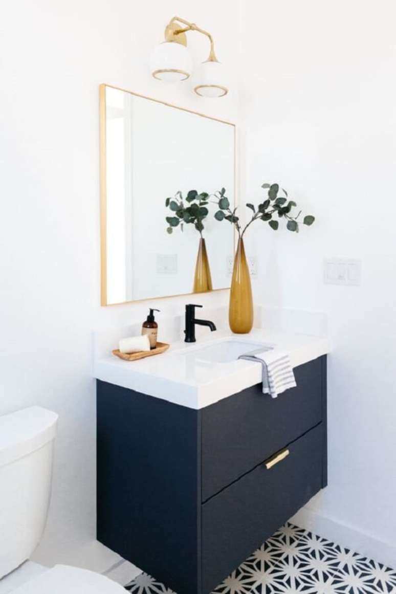 48. O espelho decorativo quadrado se conecta com a decoração clean. Fonte: Pinterest