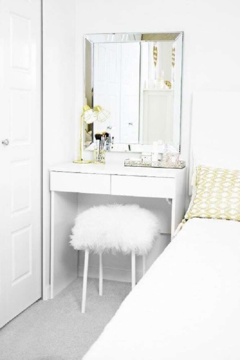45. O espelho quadrado foi feito sob medida para a penteadeira do quarto. Fonte: Pinterest