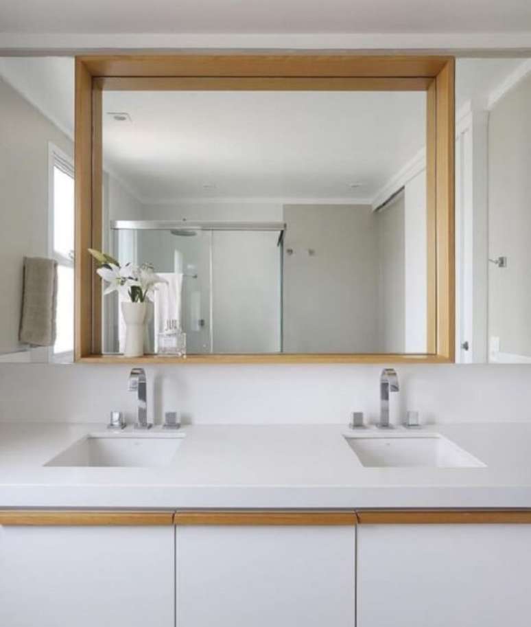 50. O espelho quadrado grande foi fixado na parede do banheiro. Fonte: Pinterest