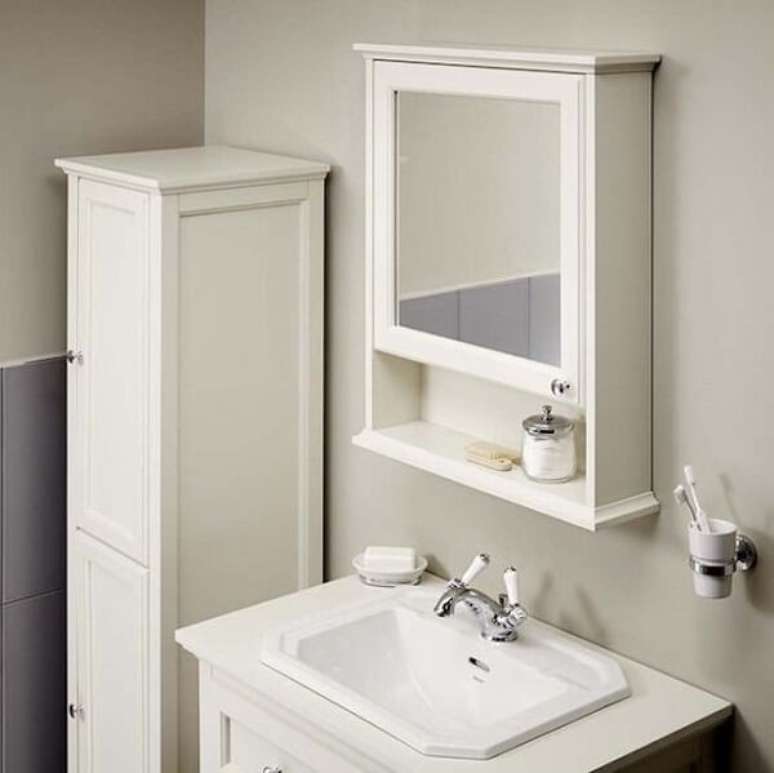 14. O espelho quadrado para banheiro fica embutido no armário. Fonte: Pinterest