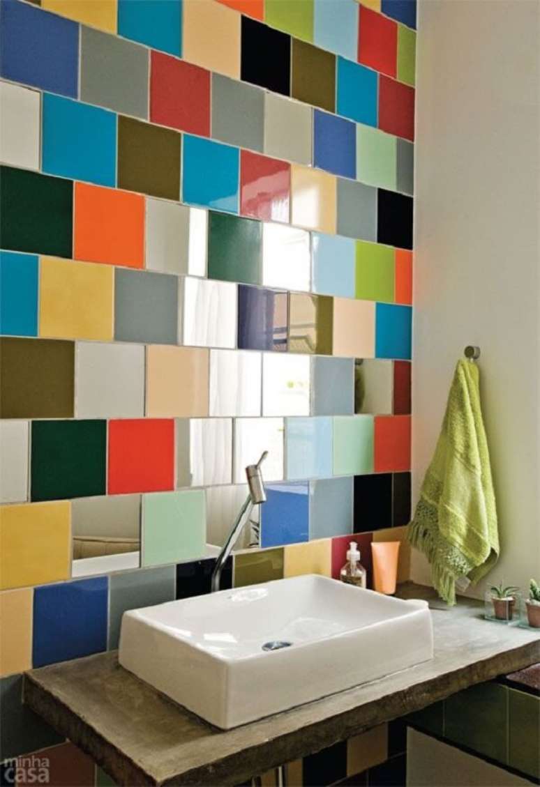 10. O espelho quadrado para banheiro se mistura com o azulejo colorido. Fonte: Manual da Obra