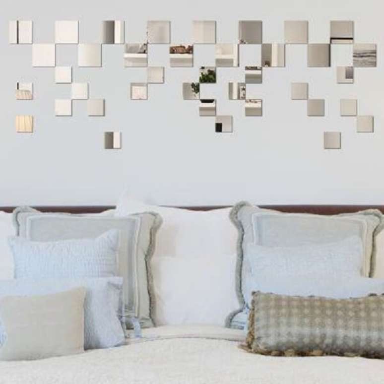 26. O espelho quadrado para quarto forma um criativo desenho na parede. Fonte: Pinterest