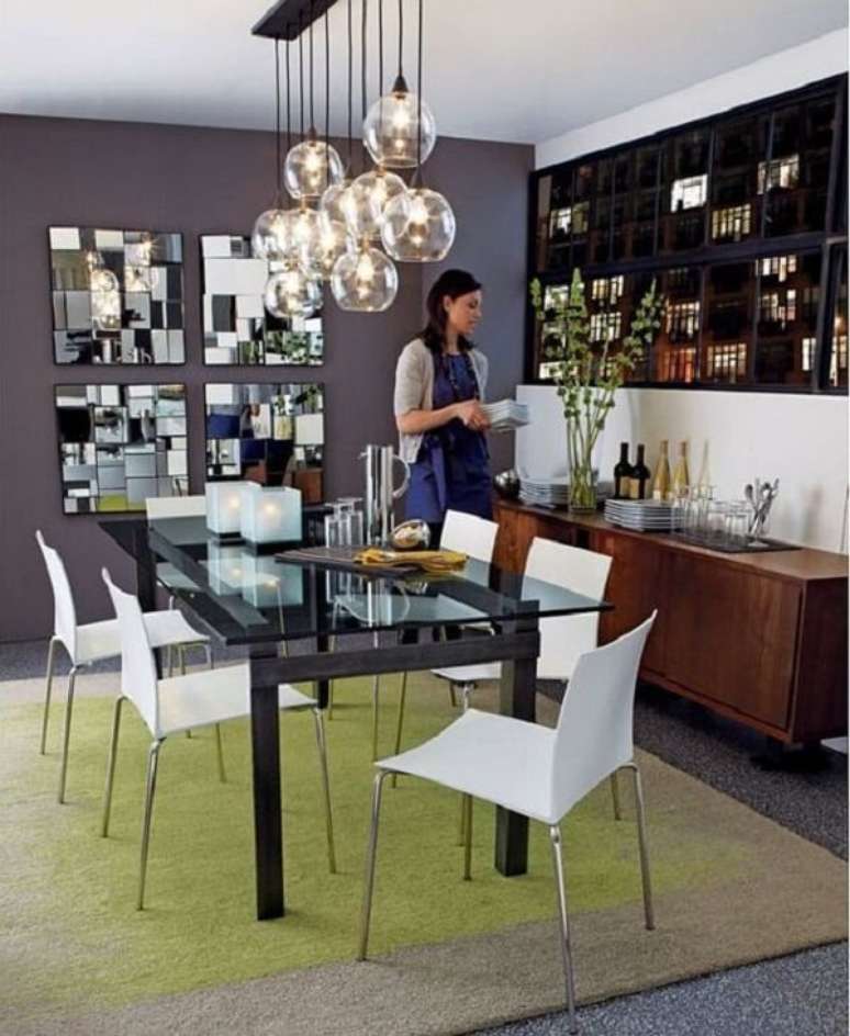 4. O espelho quadrado para sala de jantar traz um toque especial para a decora&ccedil;&atilde;o. Fonte: Homedit