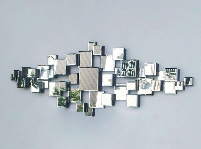 18. O espelho quadrado pequeno forma uma obra de arte na parede. Fonte: Pinterest