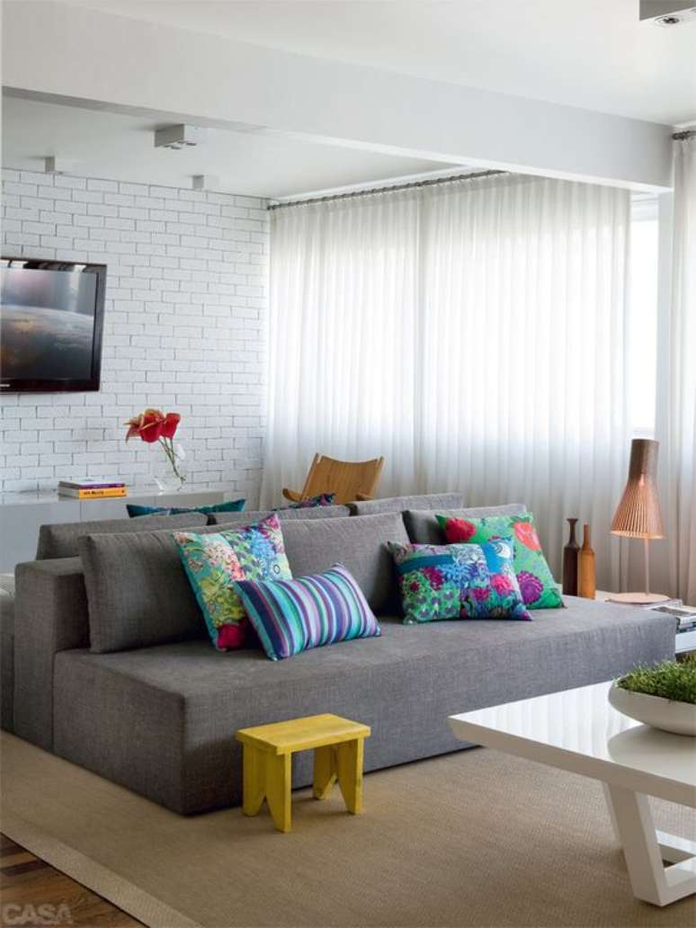 19. Revestimento 3D para sala branca com sofá cinza – Via: Casa Abril