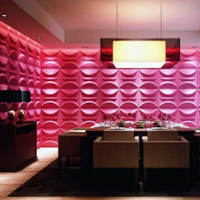 5. Revestimento 3D para sala de jantar cor de rosa &ndash; Via: Pinterest